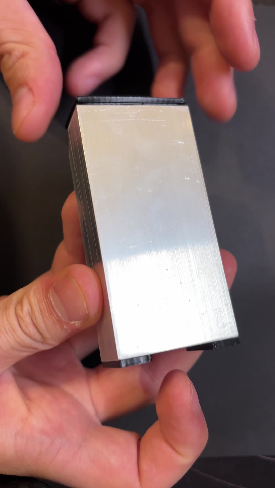 Model 01 geschlossen in der Hand, Prototyp V3